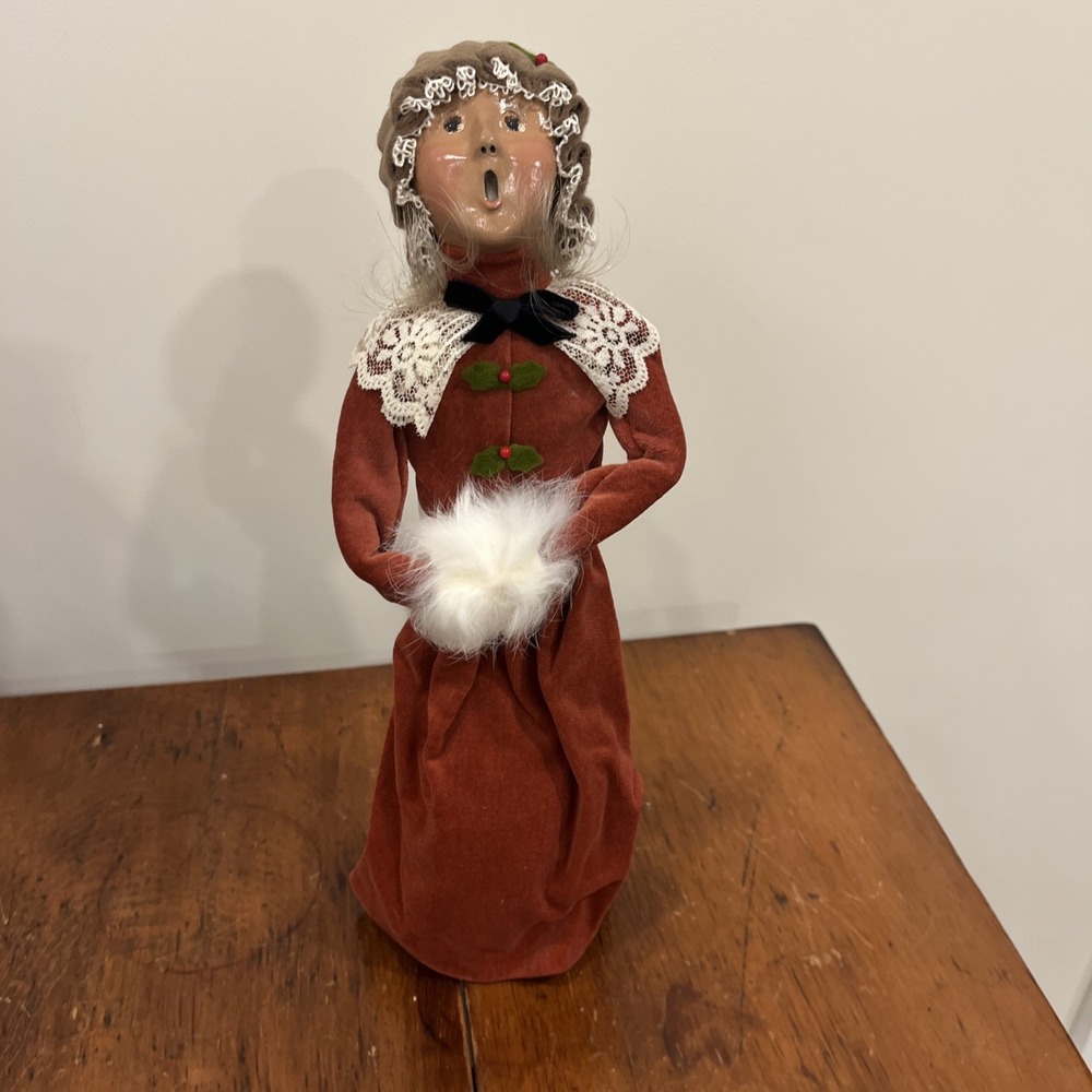 1993 BYERS CHOICE CHRISTMAS CAROLER Woman Long Blond Hair Pink Velvet Dress